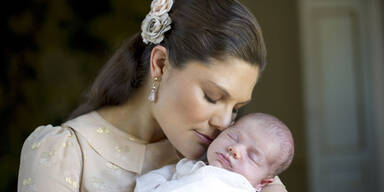 Schöne Prinzessin Victoria im Mutterglück