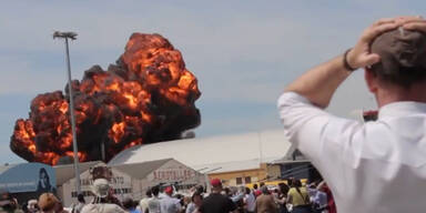 Explosion: Flugzeug stürzt bei Flugshow ab