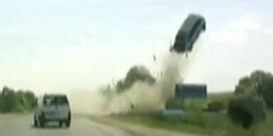 Unfall: Auto wird durch die Luft geschleudert
