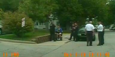 Polizist schubst Rollstuhlfahrer
