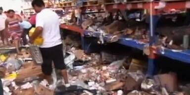 Plünderer räumen Supermärkte leer
