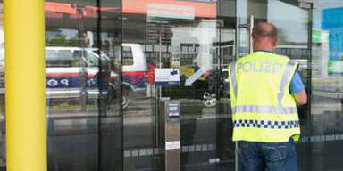 Banküberfall in Wels: Täter auf der Flucht