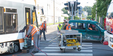 Linz: Straßenbahn rammte Auto