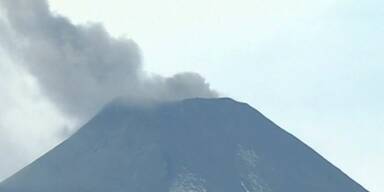 Vulkan Villarrica spukt Asche und Gas
