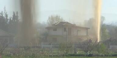 Gas-Eruptionen in Dorf