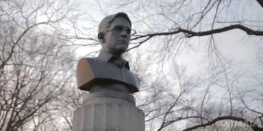 Unbekannte errichten Snowden-Denkmal