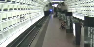 Rollstuhlfahrer stürzt auf U-Bahn-Gleise