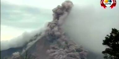 Vulkan Sinabung stößt Asche, Lava und Rauch aus