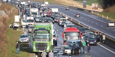 Massen-Crash auf Autobahn: 13 Verletzte