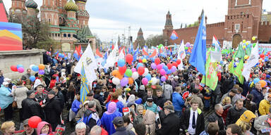 Zehntausende bei Mai-Parade auf dem Roten Platz