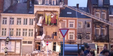 Explosion lässt Wohnhaus einstürzen