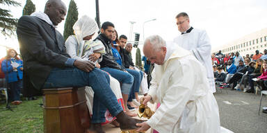 Papst wäscht Flüchtlingen die Füße