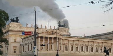 Dachbrand am  Parlament – jetzt ermittelt Polizei
