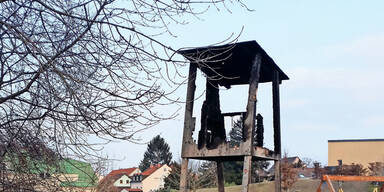 Feuerteufel geht auf Spielplatz um