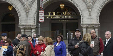 Mann zündet sich vor Trump-Hotel an