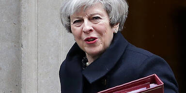Premierministerin May über Tunnel in Sicherheit gebracht