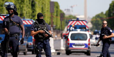 Paris: Auto rammt Polizeiwagen und explodiert