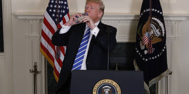 Trump und Wasserflasche