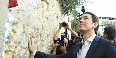 Hier besucht Kurz die Klagemauer in Jerusalem