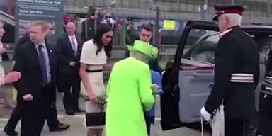 20180618_66_215810_Royal_Confusion_The_Moment_Meghan_Is_Ushered_Into_The_Car_FIRST_By_The_Queen.jpg