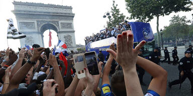 Eine Million Fans empfangen Weltmeister in Paris