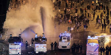 Chaos in Paris: Polizei räumt WM-Party