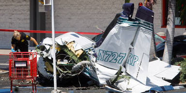 Flugzeug auf Parkplatz abgestürzt - Mehrere Tote