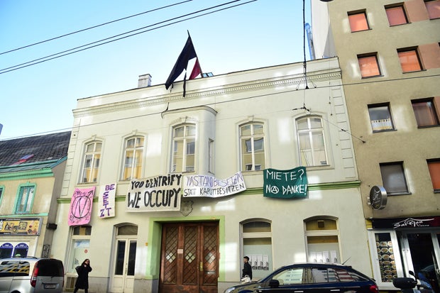 Vegane Anarchos besetzen Haus: Polizei will räumen