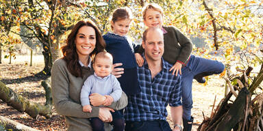 Kate & William in Jeans und mit Kindern auf Familienfoto