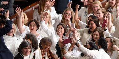 Demokratische Frauen tragen weiß bei Trumps Rede