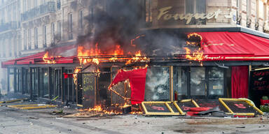Paris brennt wieder! "Gelbwesten" fackeln Champs-Élysées ab