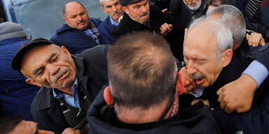 Türkischer Oppositionsführer von Hass-Mob attackiert