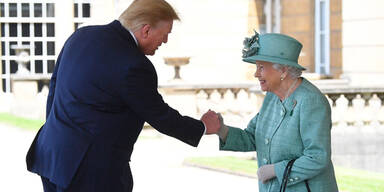 Trump Queen Fistbump
