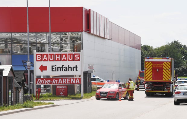 Kleinflugzeug kracht in Baumarkt: 3 Tote