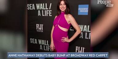 20190816_66_344099_y2matecom_-_anne_hathaway_debuts_baby_bump_in_pink_cut_out_dress_on_red_carpet_at_broadway_opening_peopletv_-MQKfxFyy9A_1080p.jpg