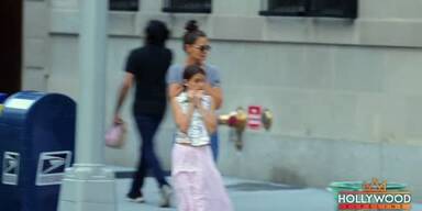 20190821_66_345385_y2matecom_-_katie_holmes_and_suri_are_startled_by_a_rat_in_nyc_F6GLHr6Y38M_1080p.jpg