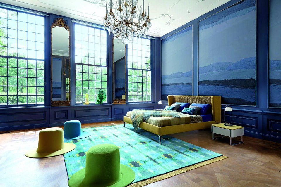 Das moderne Contre-Jour Bett in Senfgelb von Roche Bobois mit einem Hauch vom letzten Jahrhundert.