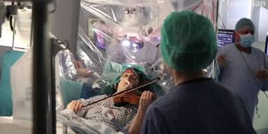 20200220_66_420101_y2matecom_-_Woman_plays_violin_while_undergoing_brain_surgery_dAmLQfwhjq0_1080p.jpg