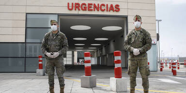Spanische Notfallambulanz von Soldaten bewacht