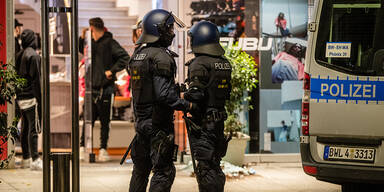 Polizisten bei Straßenschlachten in Stuttgart attackiert