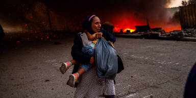 Mutter mit Kind bei Brand in Moria