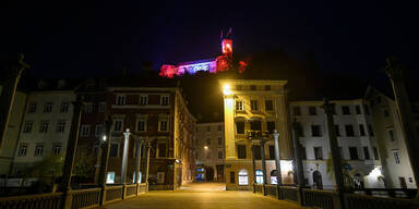 Nach Terroranschlag: Burg von Ljubljana in rot-weiß-rot