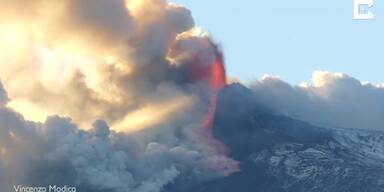 20210217_66_520690_y2matecom_-_Smoke_Billows_While_Mount_Etna_Erupts_1080p.jpg