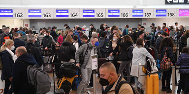 Reise-Boom: Stau und Ansturm auf Flughafen