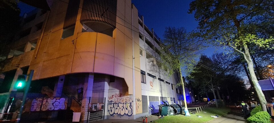 Auto von Parkhaus gestürzt