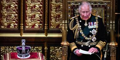 Prinz Charles nimmt den Platz der Queen ein