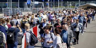 Flughafen-Chaos: Fünf Stunden Anstehen für Sicherheitskontrolle