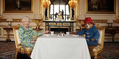 Paddington Bär zum Tee bei der Queen