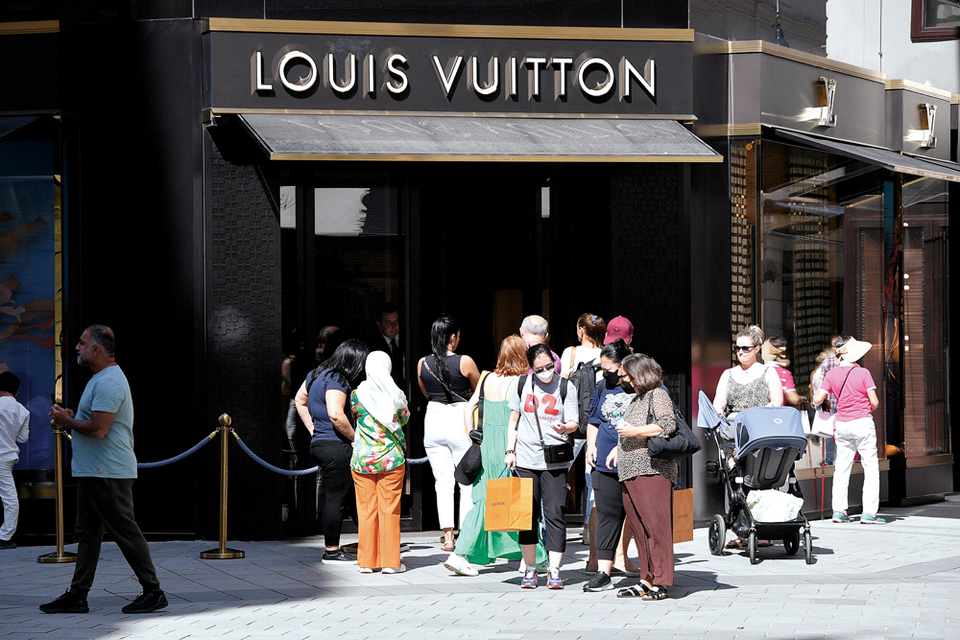 Menschen Schlange Vor Louis Vuitton Shop Stockfoto und mehr Bilder