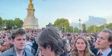 20220909_66_663632_There_was_total_silence_outside_Buckingham_Palace_as_the_news_broke_and_then_the_crowds_broke_into_.jpg